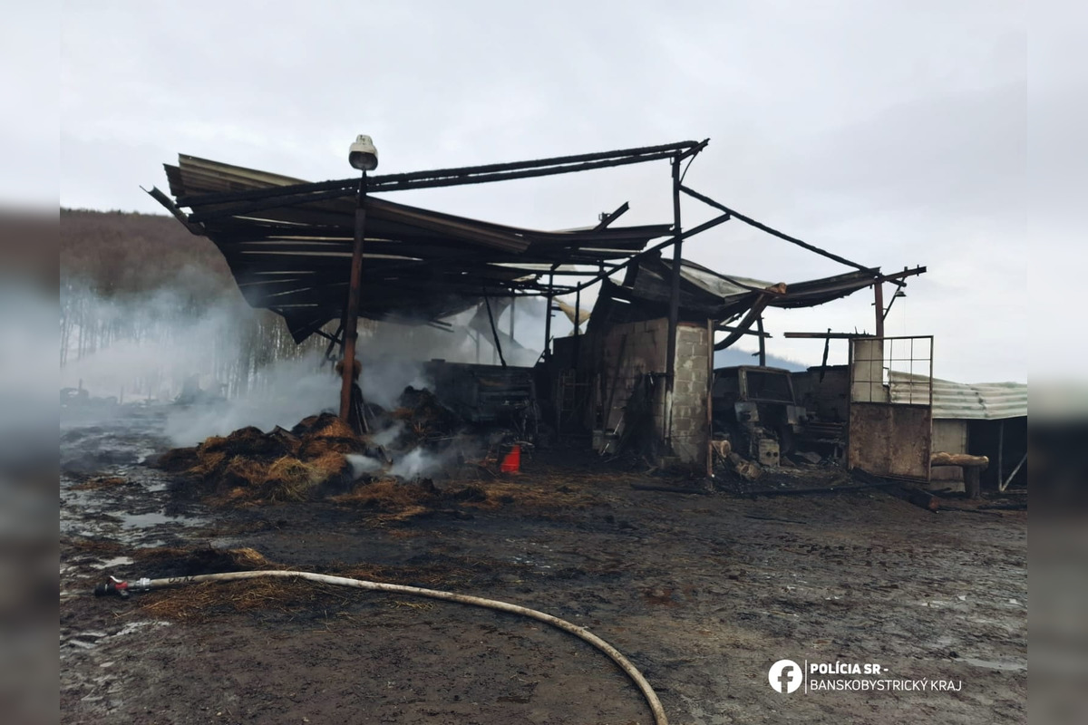 FOTO: V okrese Zvolen zhorel senník a v ňom kone, finančné škody sú vysoké, foto 2