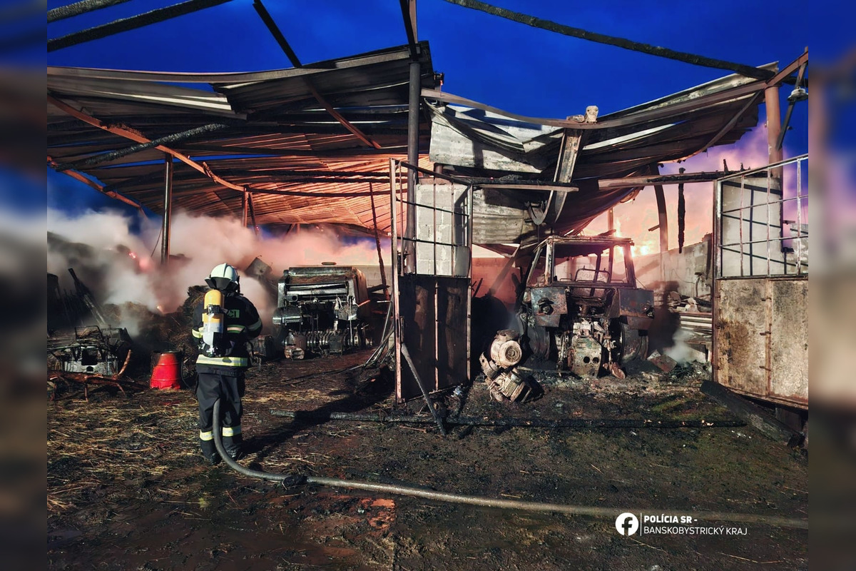 FOTO: V okrese Zvolen zhorel senník a v ňom kone, finančné škody sú vysoké, foto 3