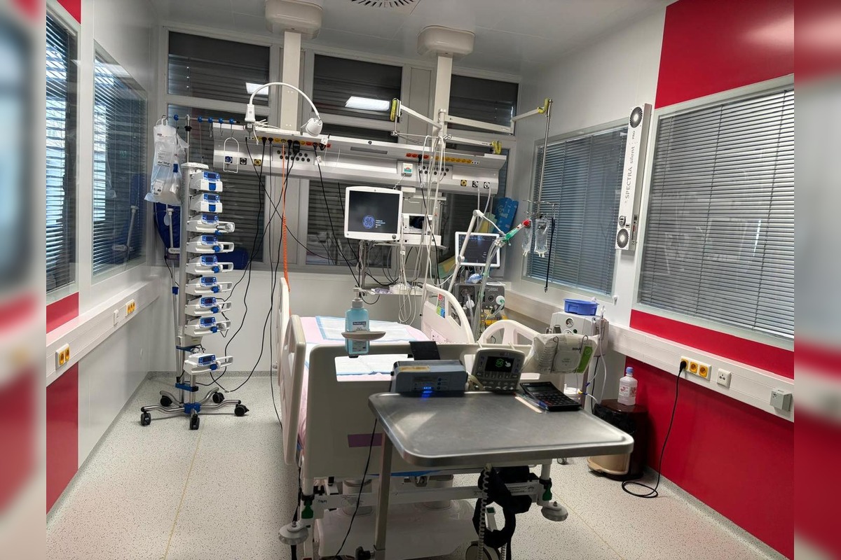 FOTO: Trenčianski lekári zachránili v spolupráci život pacientke s chrípkou , foto 1