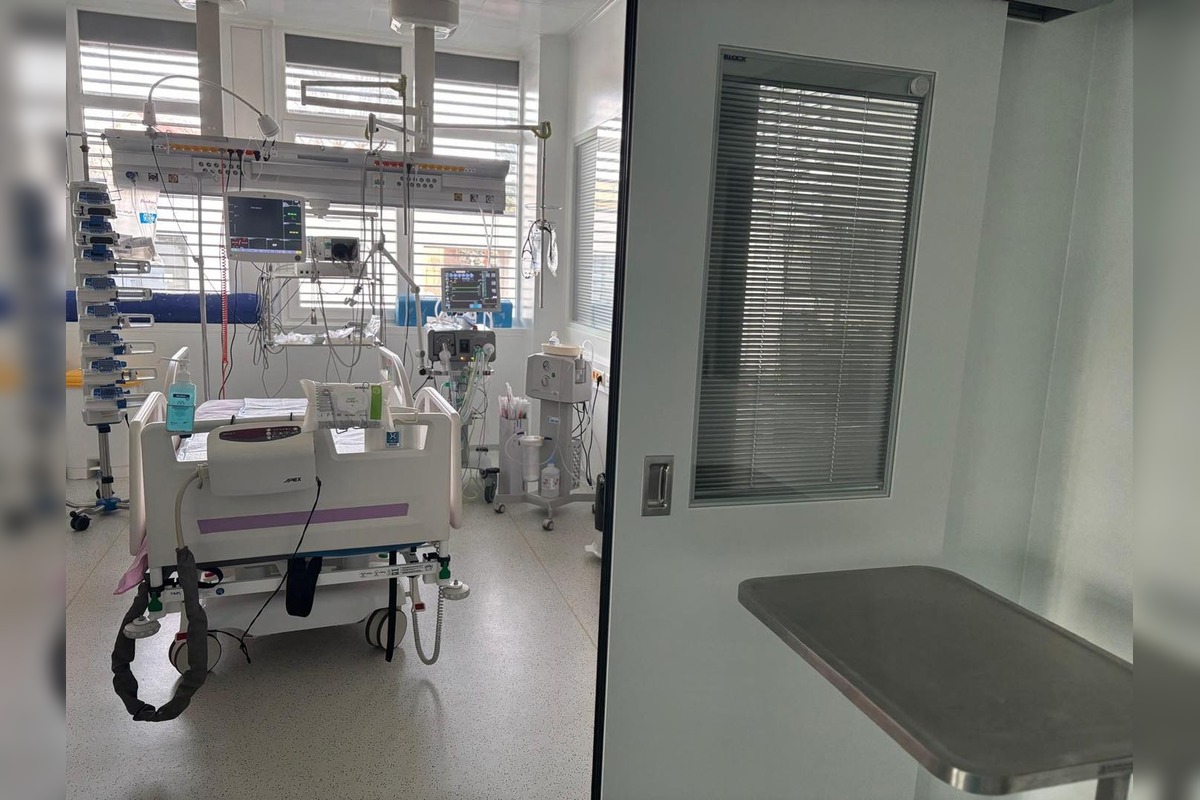 FOTO: Trenčianski lekári zachránili v spolupráci život pacientke s chrípkou , foto 2