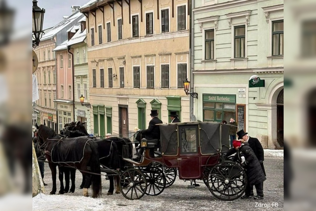 FOTO: Filmovanie zahraničného seriálu v centre Banskej Štiavnice, foto 13