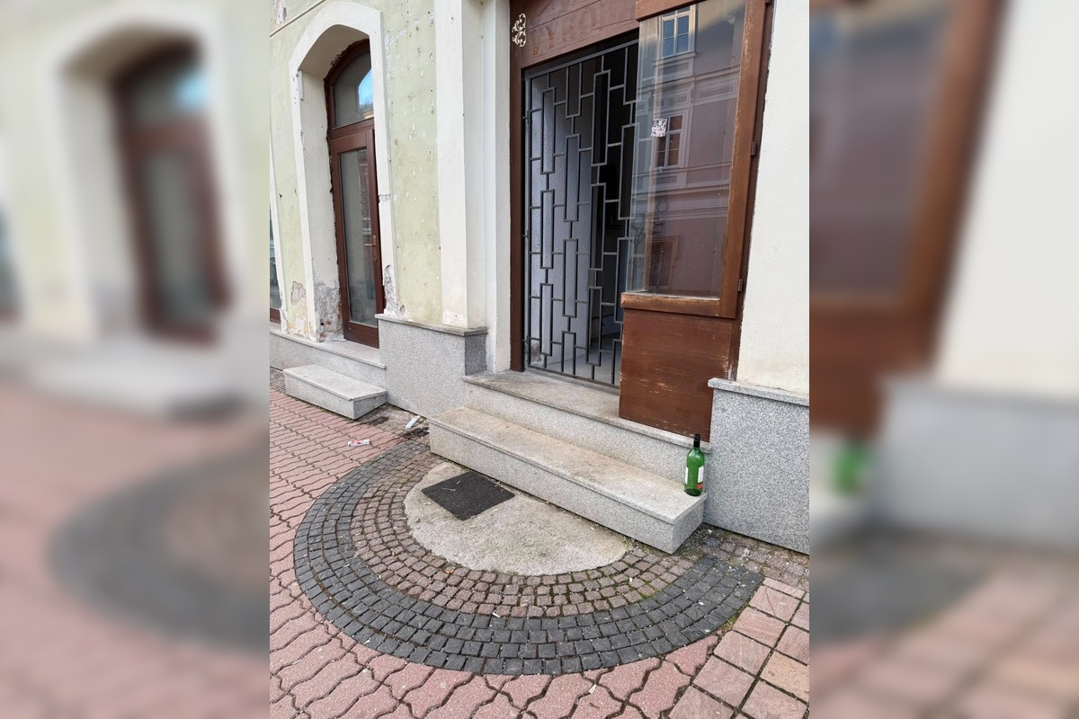 FOTO: Bystričanka upozornila na stav námestia v Bystrici, foto 1