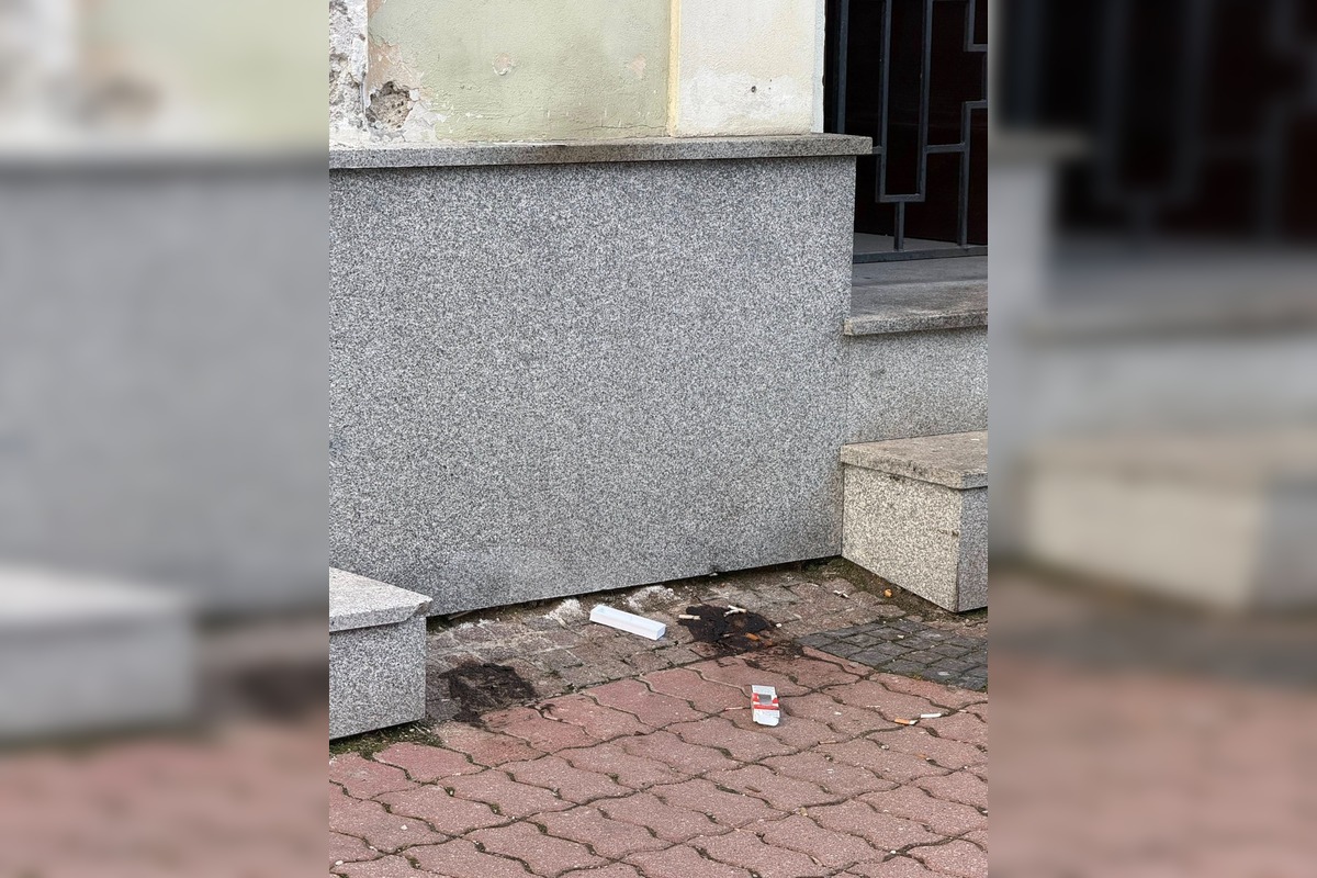 FOTO: Bystričanka upozornila na stav námestia v Bystrici, foto 2