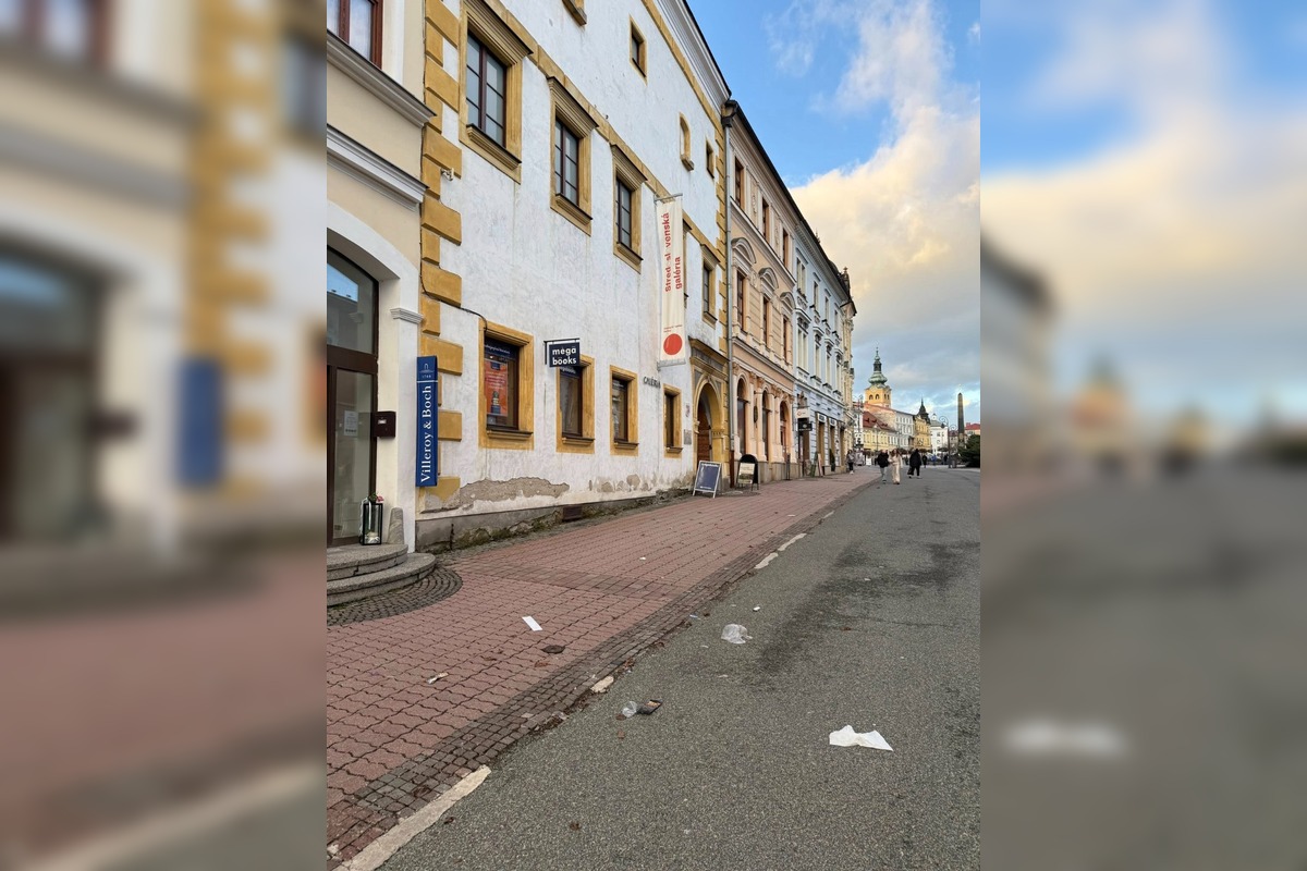 FOTO: Bystričanka upozornila na stav námestia v Bystrici, foto 4