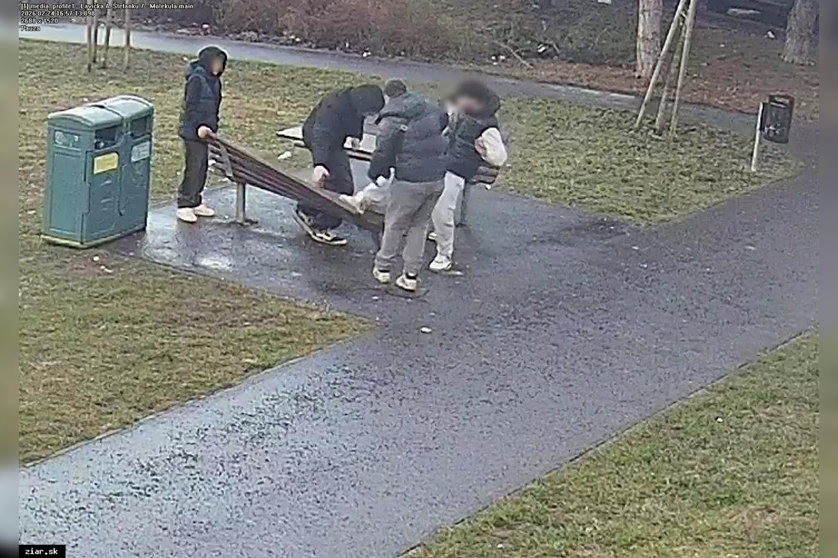 FOTO: Vandali v Žiari zničili lavičku za tisíc eur, páchateľov zachytil kamerový systém, foto 2