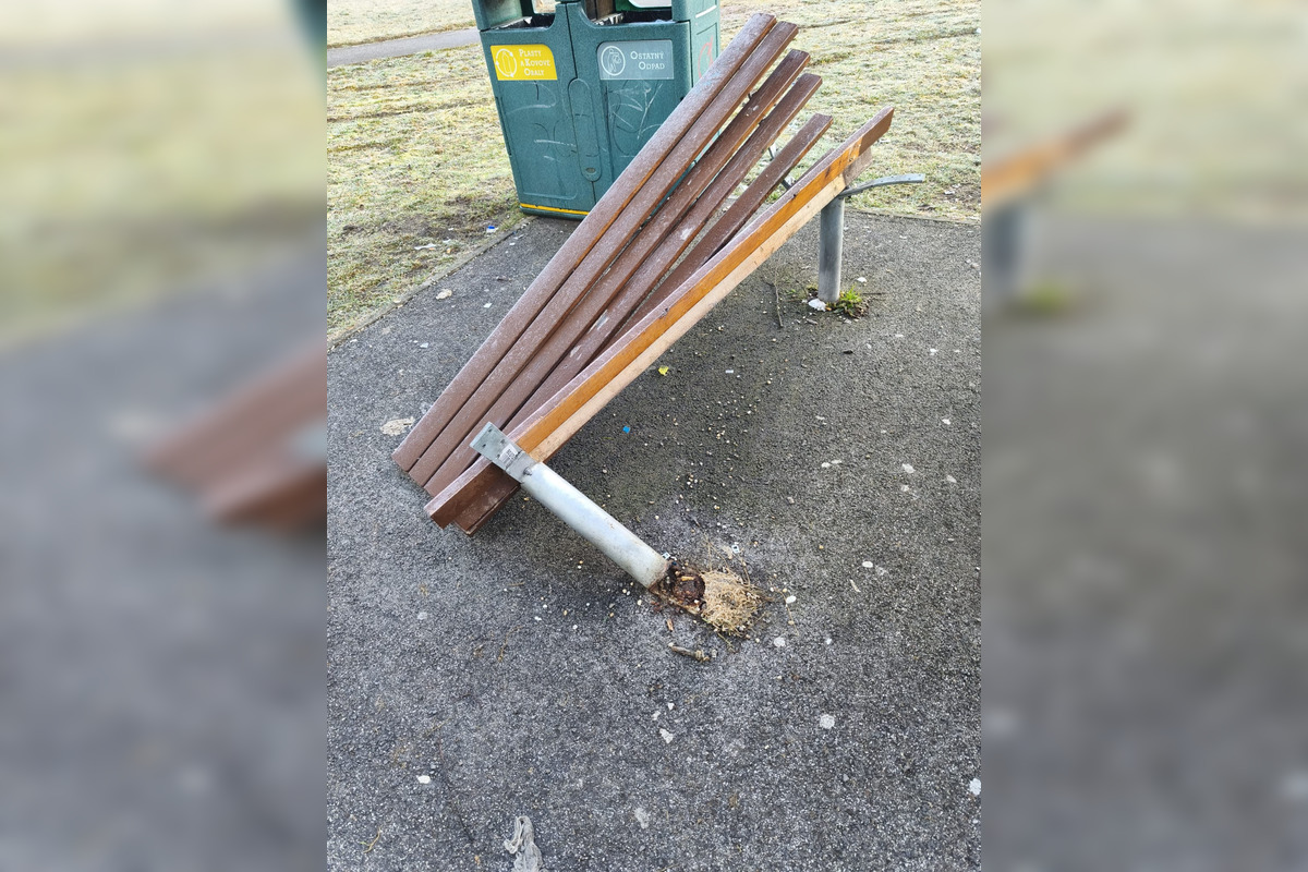 FOTO: Vandali v Žiari zničili lavičku za tisíc eur, páchateľov zachytil kamerový systém, foto 3