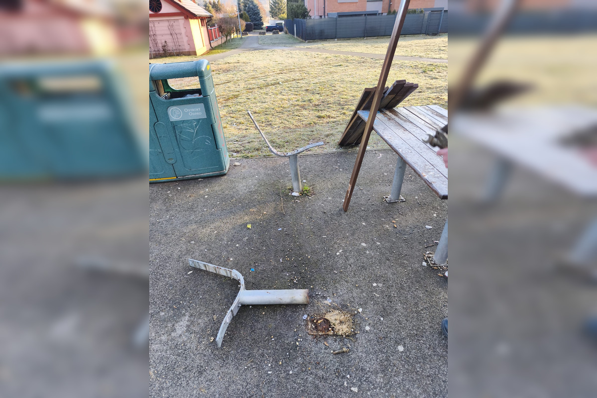 FOTO: Vandali v Žiari zničili lavičku za tisíc eur, páchateľov zachytil kamerový systém, foto 4