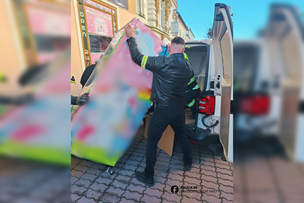 FOTO: V Bystrici odstránili kontroverzný automat, znepokojoval najmä rodičov, foto 4