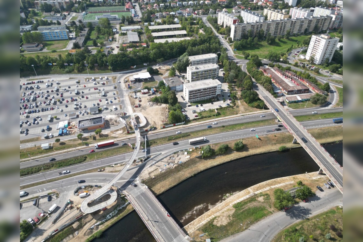 FOTO: Cyklomost ponad rýchlostnú cestu R1 v Banskej Bystrici, foto 1