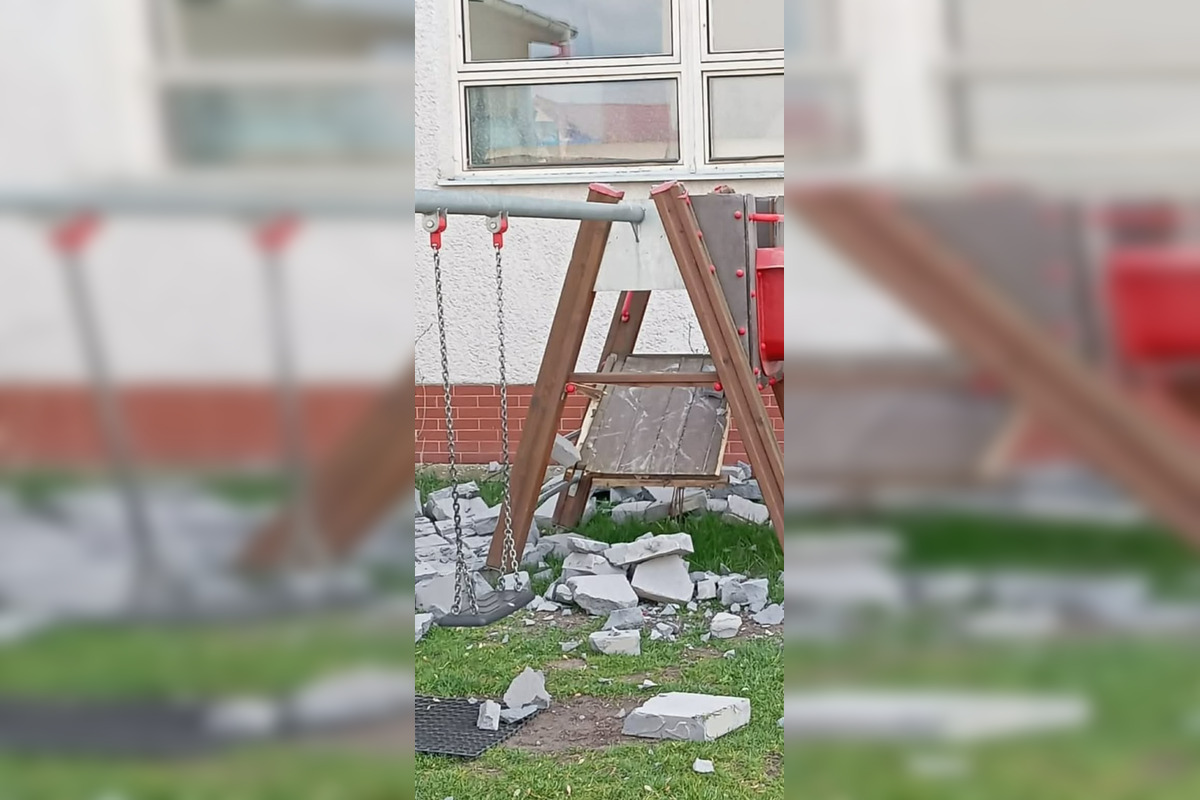 FOTO: Na detské ihrisko pri Lučenci popadali kusy základnej školy, rodičia majú veľké obavy, foto 1