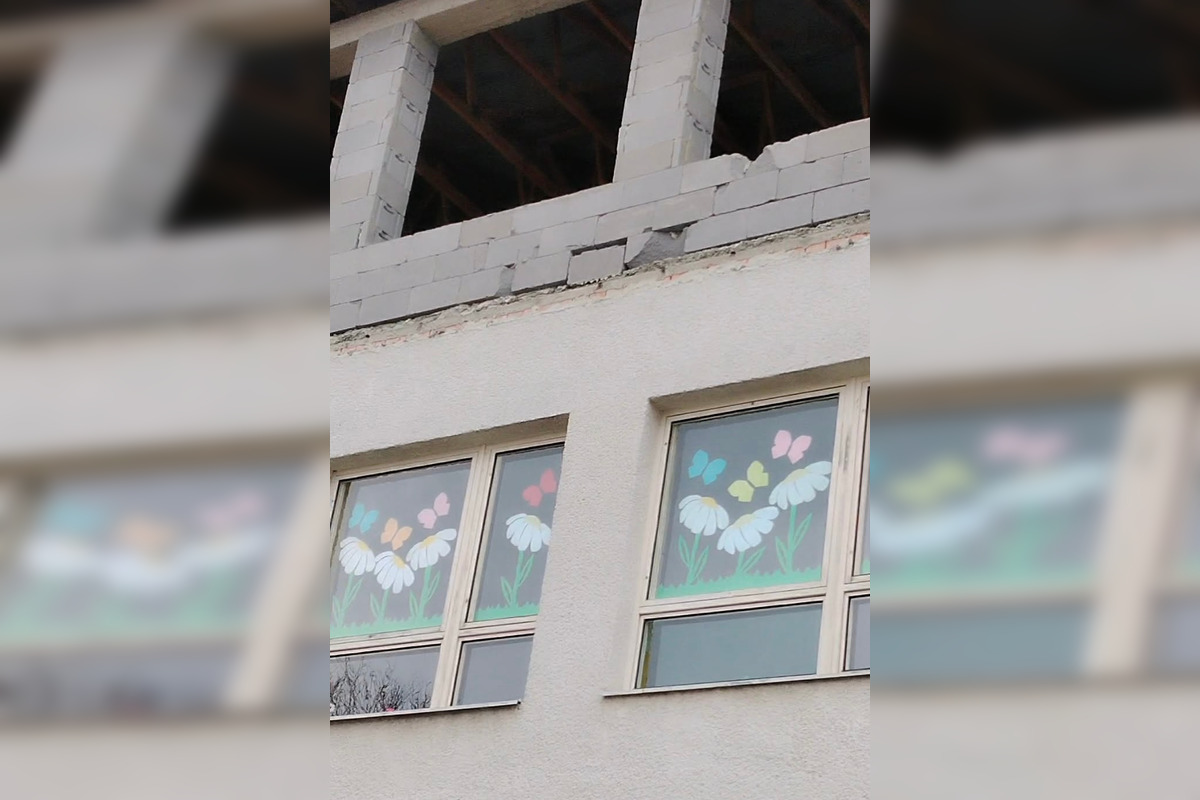 FOTO: Na detské ihrisko pri Lučenci popadali kusy základnej školy, rodičia majú veľké obavy, foto 2