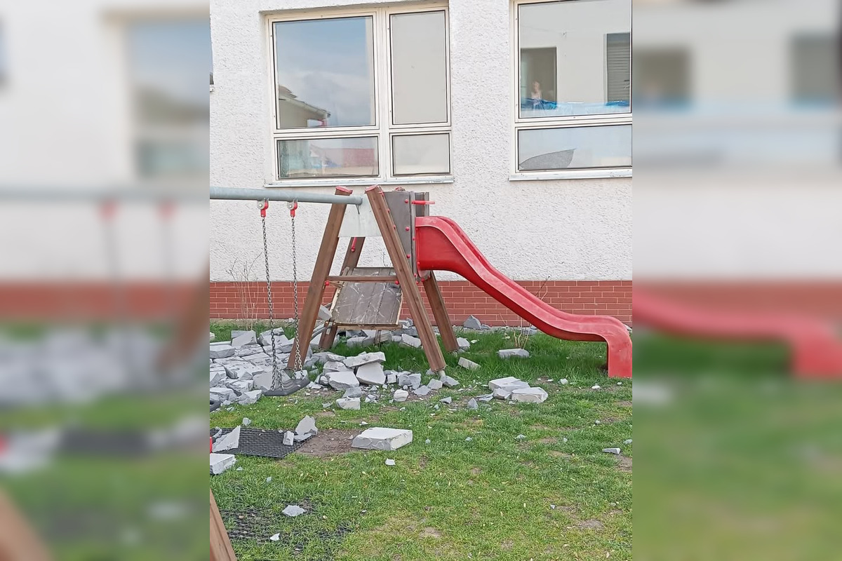 FOTO: Na detské ihrisko pri Lučenci popadali kusy základnej školy, rodičia majú veľké obavy, foto 3