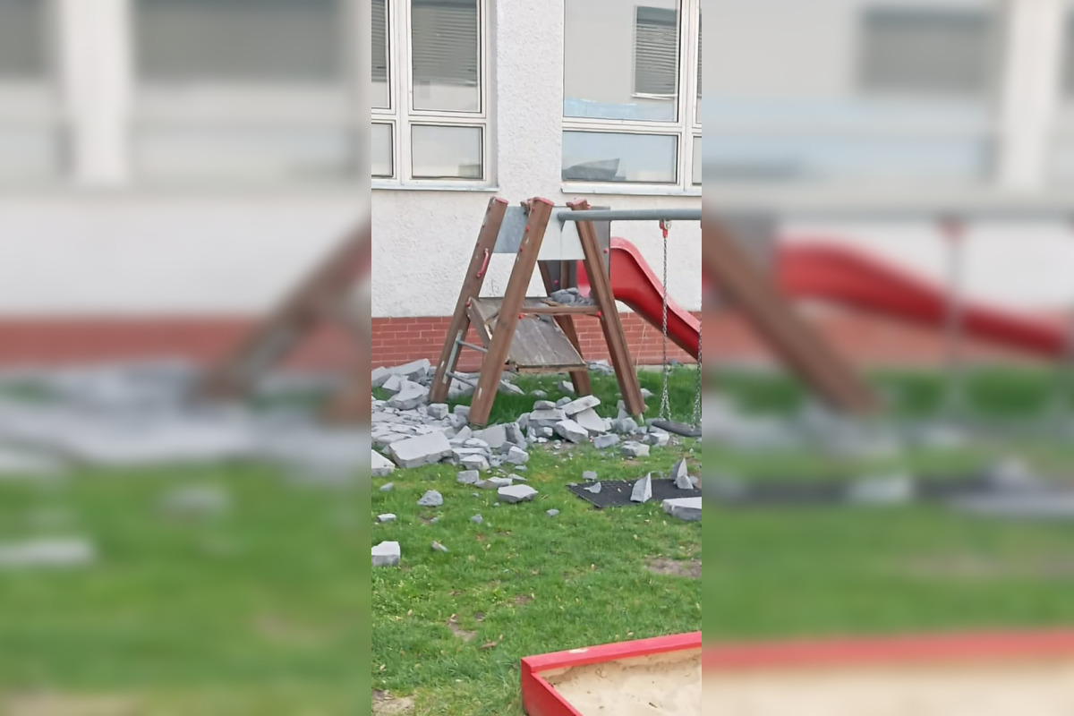 FOTO: Na detské ihrisko pri Lučenci popadali kusy základnej školy, rodičia majú veľké obavy, foto 4