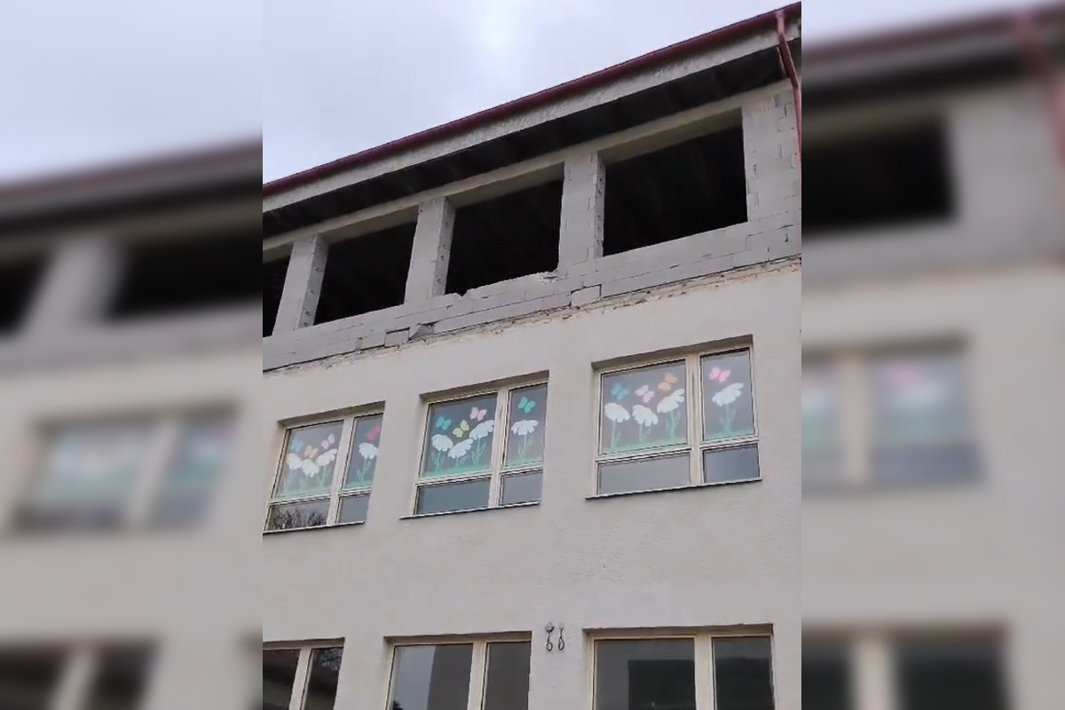 FOTO: Na detské ihrisko pri Lučenci popadali kusy základnej školy, rodičia majú veľké obavy, foto 5