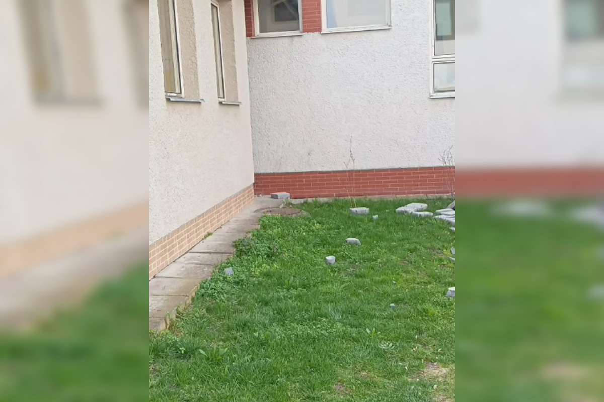 FOTO: Na detské ihrisko pri Lučenci popadali kusy základnej školy, rodičia majú veľké obavy, foto 6