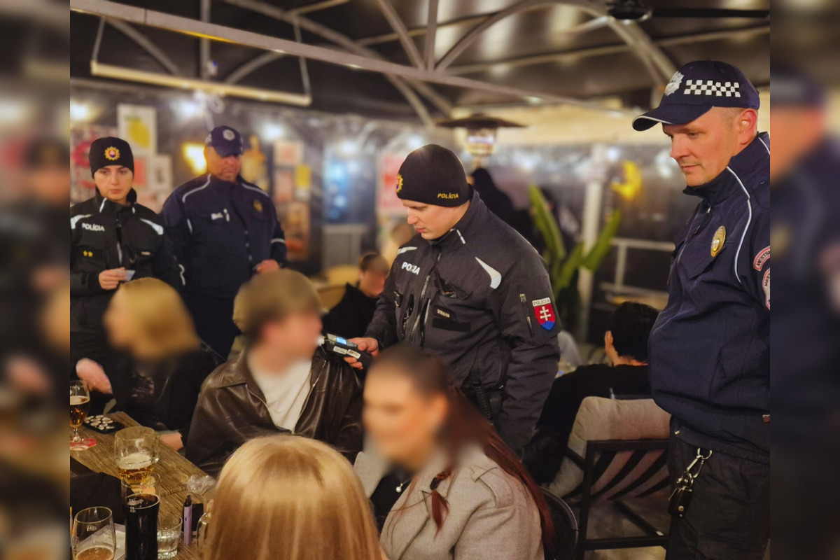 FOTO: Policajti v Rimavskej Sobote kontrolovali mládež, narazili na viacero neplnoletých pod vplyvom alkoholu, foto 1