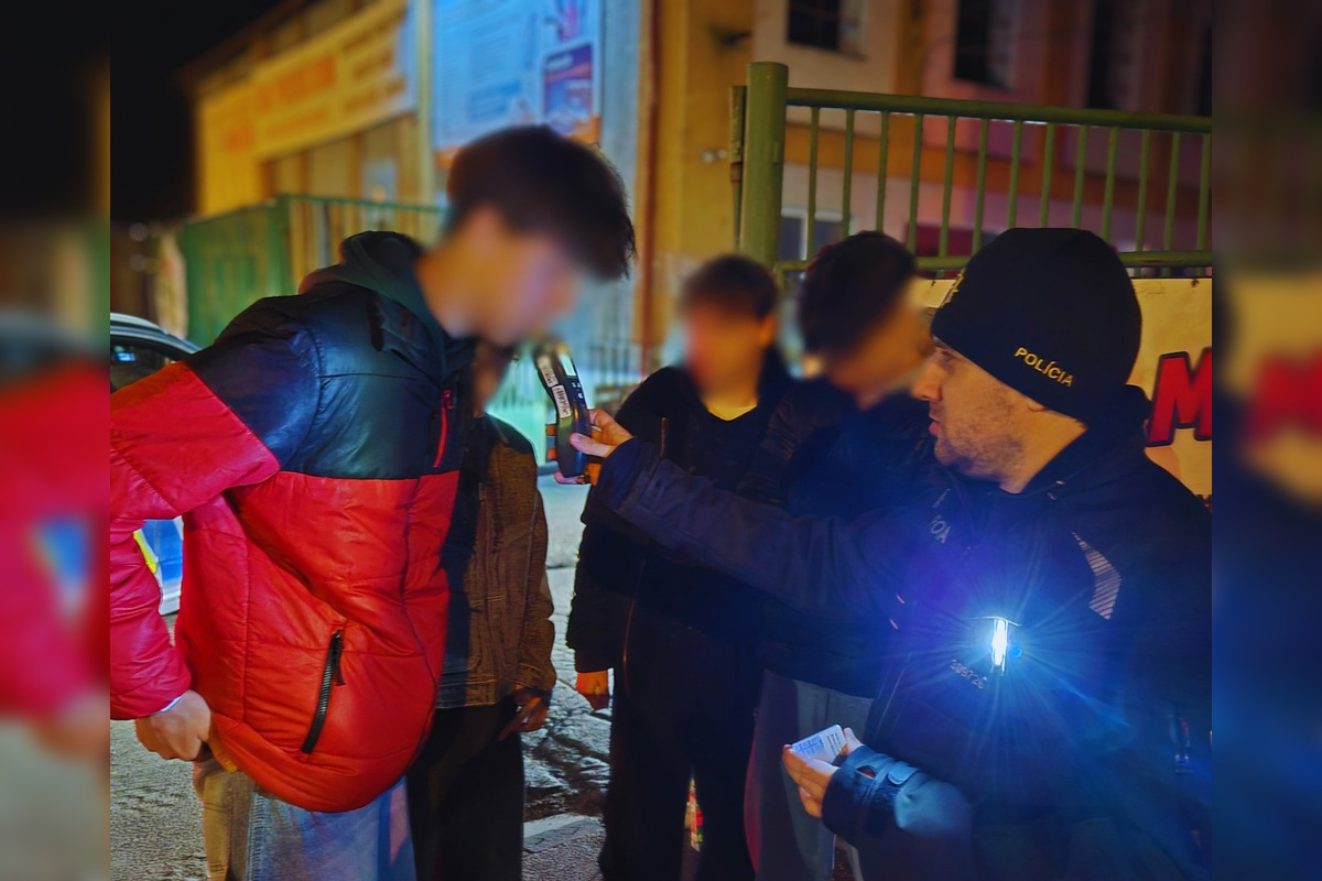 FOTO: Policajti v Rimavskej Sobote kontrolovali mládež, narazili na viacero neplnoletých pod vplyvom alkoholu, foto 3