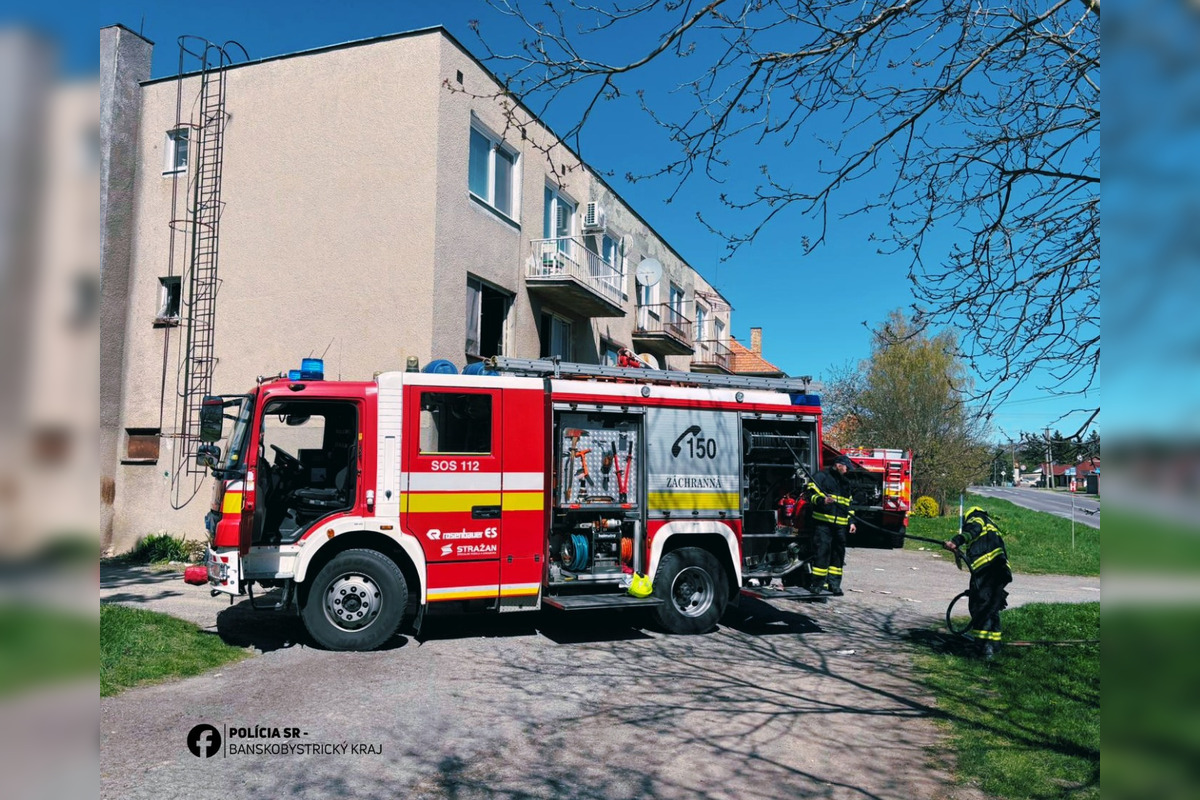 FOTO: Hrdinskí policajti v poslednej chvíli zachránili dve osoby z horiaceho bytu pri Veľkom Krtíši, foto 1