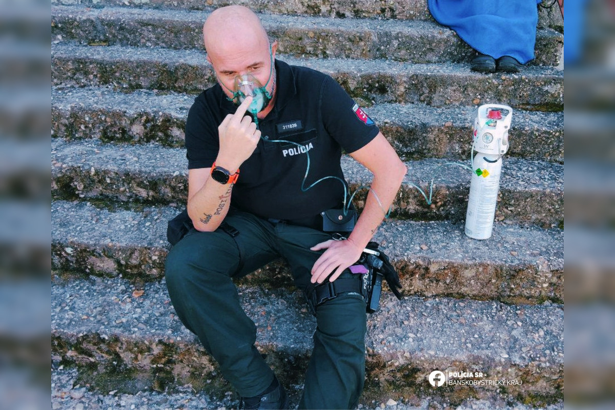 FOTO: Hrdinskí policajti v poslednej chvíli zachránili dve osoby z horiaceho bytu pri Veľkom Krtíši, foto 2