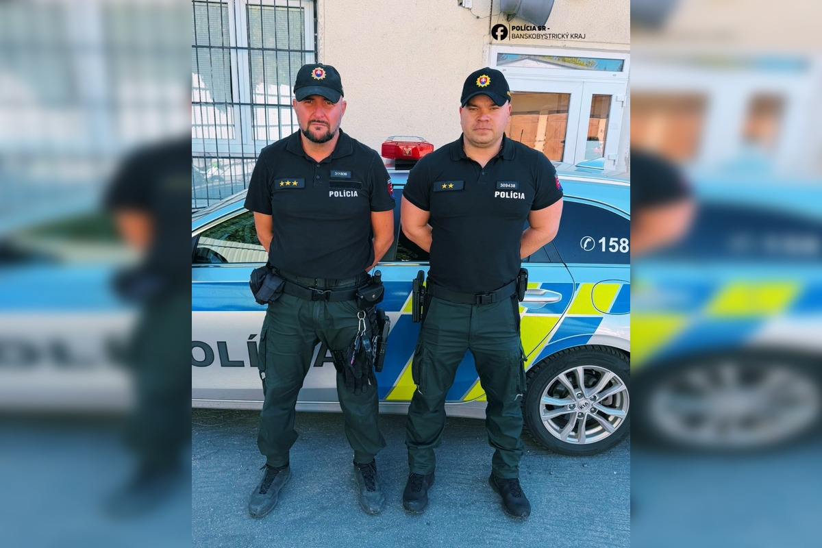 FOTO: Hrdinskí policajti v poslednej chvíli zachránili dve osoby z horiaceho bytu pri Veľkom Krtíši, foto 3