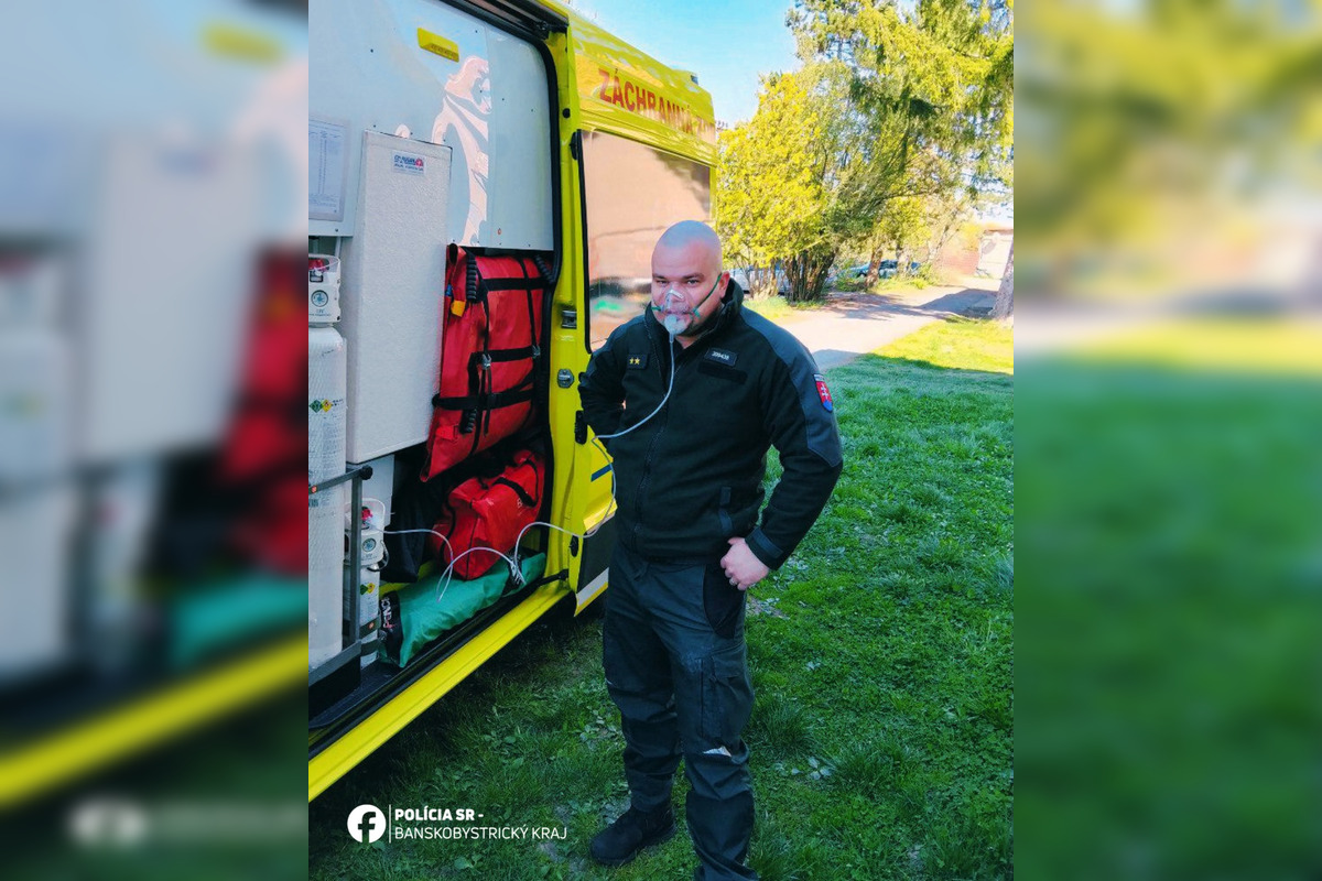 FOTO: Hrdinskí policajti v poslednej chvíli zachránili dve osoby z horiaceho bytu pri Veľkom Krtíši, foto 4