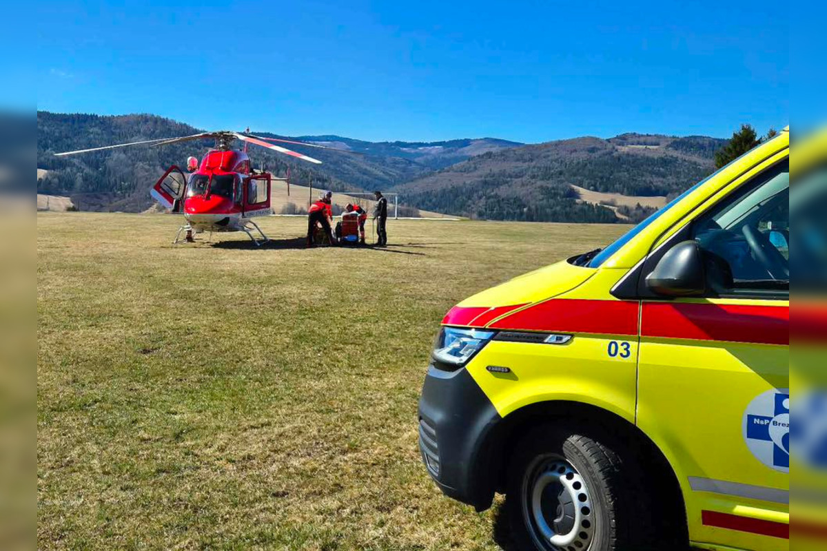 FOTO: Do obce na Horehroní letel vrtuľník, muž s vážnymi ťažkosťami potreboval urgentnú pomoc, foto 1