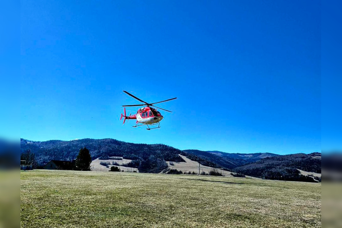 FOTO: Do obce na Horehroní letel vrtuľník, muž s vážnymi ťažkosťami potreboval urgentnú pomoc, foto 2