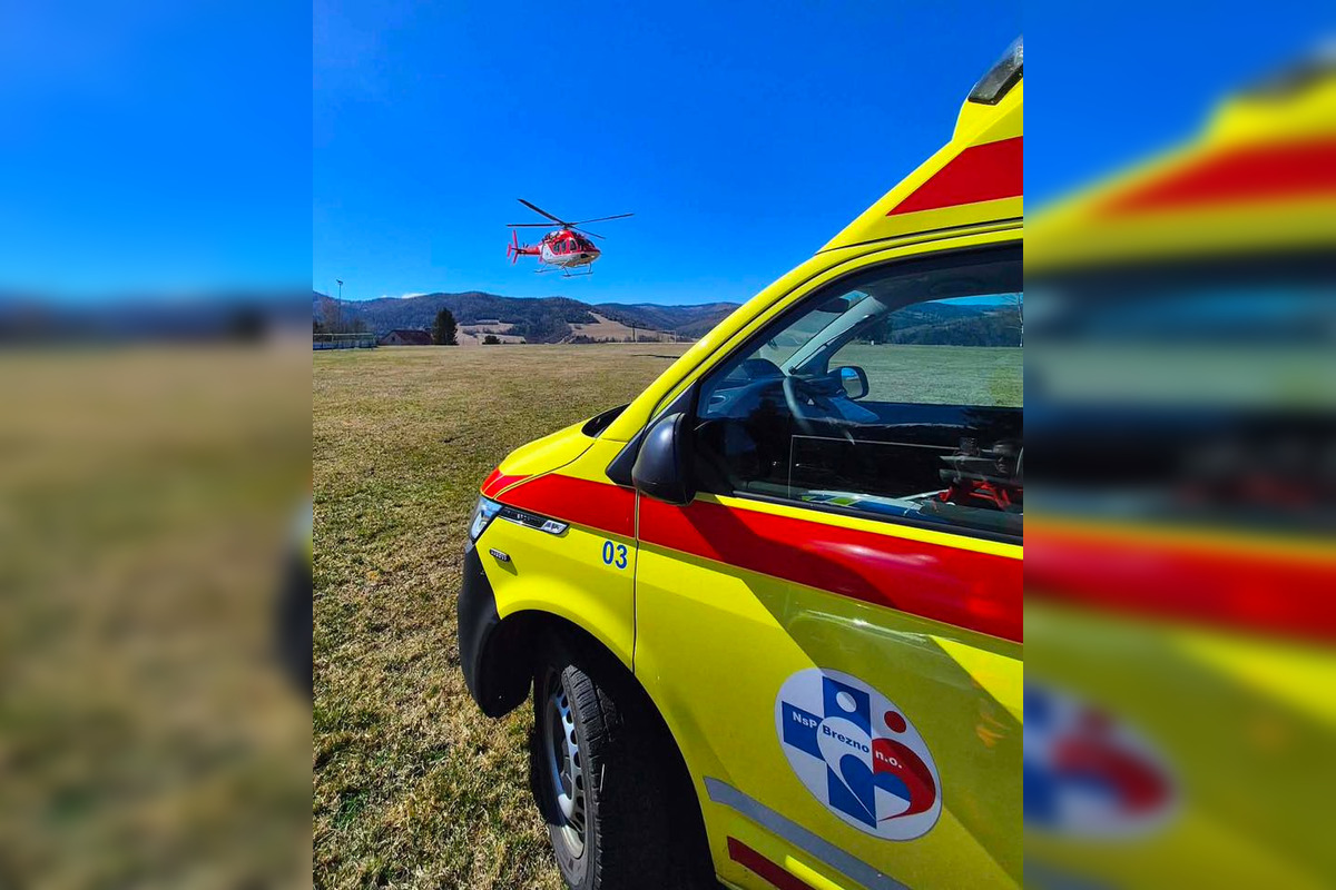 FOTO: Do obce na Horehroní letel vrtuľník, muž s vážnymi ťažkosťami potreboval urgentnú pomoc, foto 3