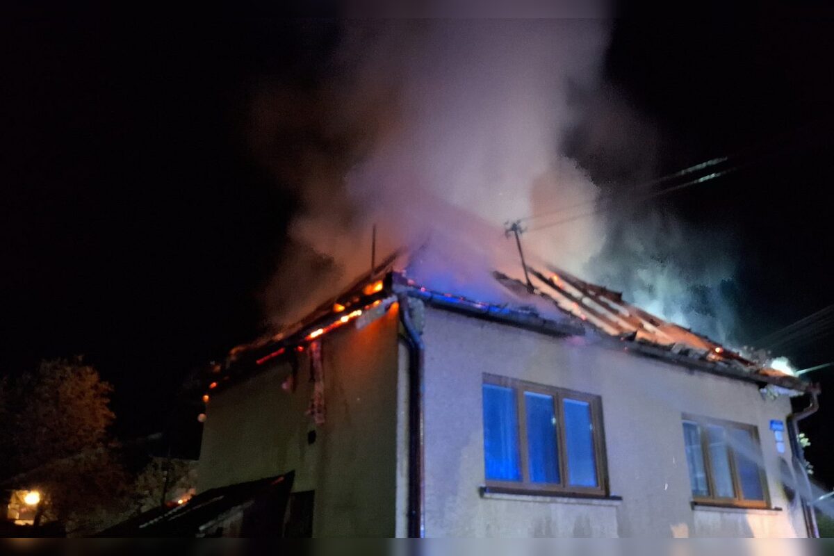 FOTO: Hasiči počas noci zasahovali pri sérii požiarov v kraji, foto 1