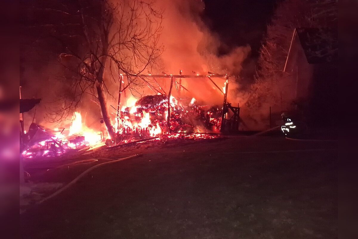FOTO: Hasiči počas noci zasahovali pri sérii požiarov v kraji, foto 4