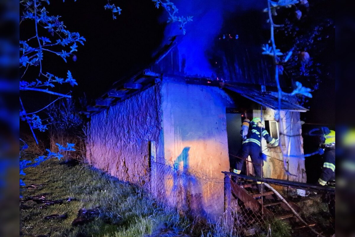 FOTO: Hasiči počas noci zasahovali pri sérii požiarov v kraji, foto 2