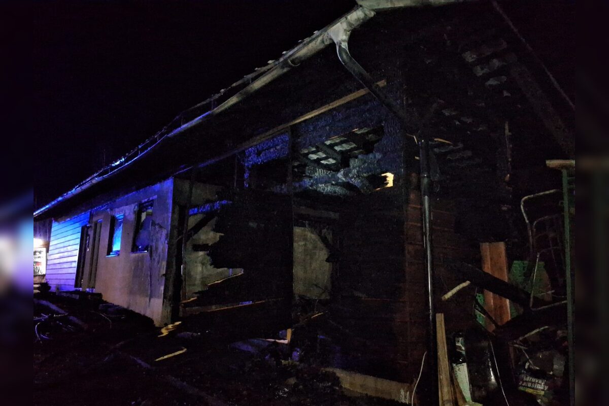 FOTO: Hasiči počas noci zasahovali pri sérii požiarov v kraji, foto 3