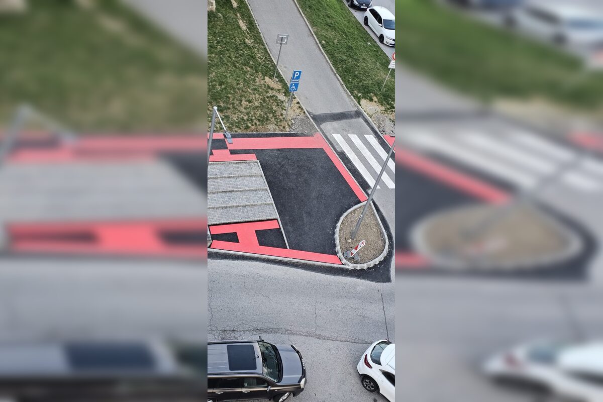 FOTO: Po stavebných prácach zostali v Sásovej kopy odpadu, foto 8