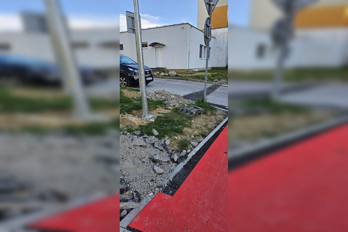 FOTO: Po stavebných prácach zostali v Sásovej kopy odpadu, foto 2