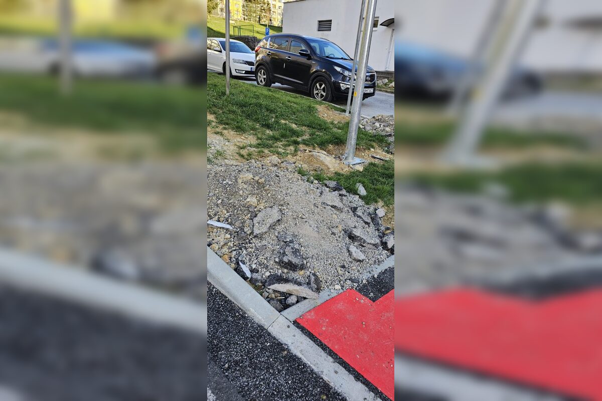 FOTO: Po stavebných prácach zostali v Sásovej kopy odpadu, foto 4