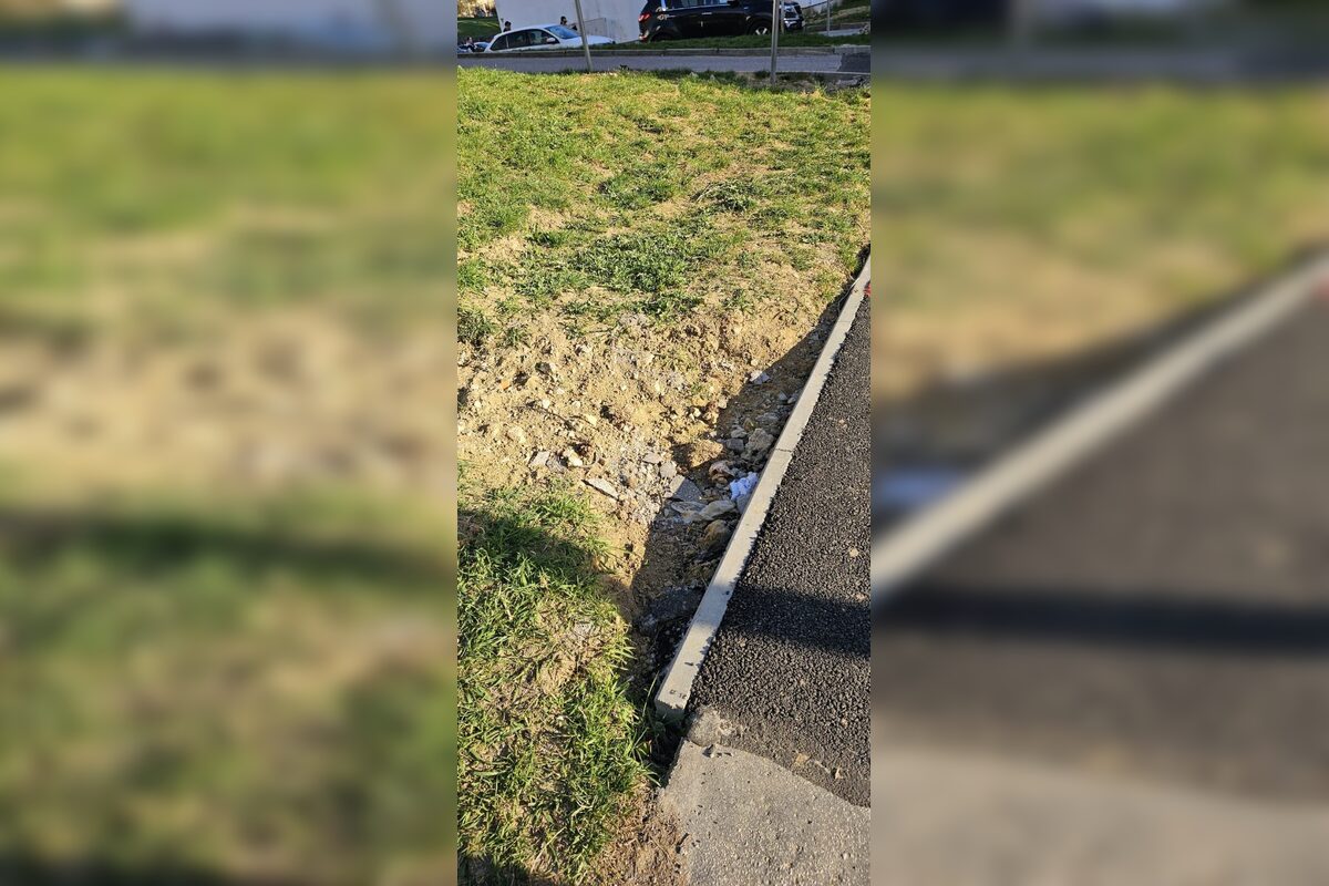 FOTO: Po stavebných prácach zostali v Sásovej kopy odpadu, foto 5