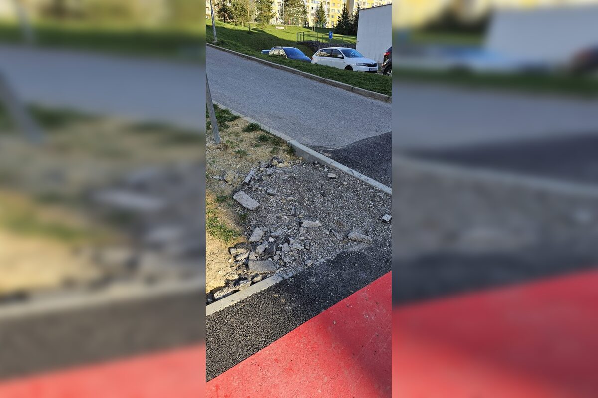 FOTO: Po stavebných prácach zostali v Sásovej kopy odpadu, foto 6