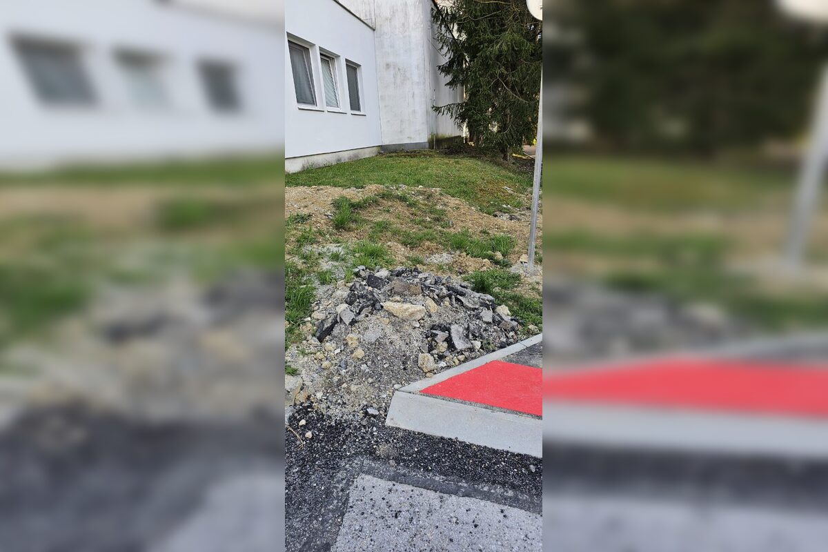 FOTO: Po stavebných prácach zostali v Sásovej kopy odpadu, foto 7