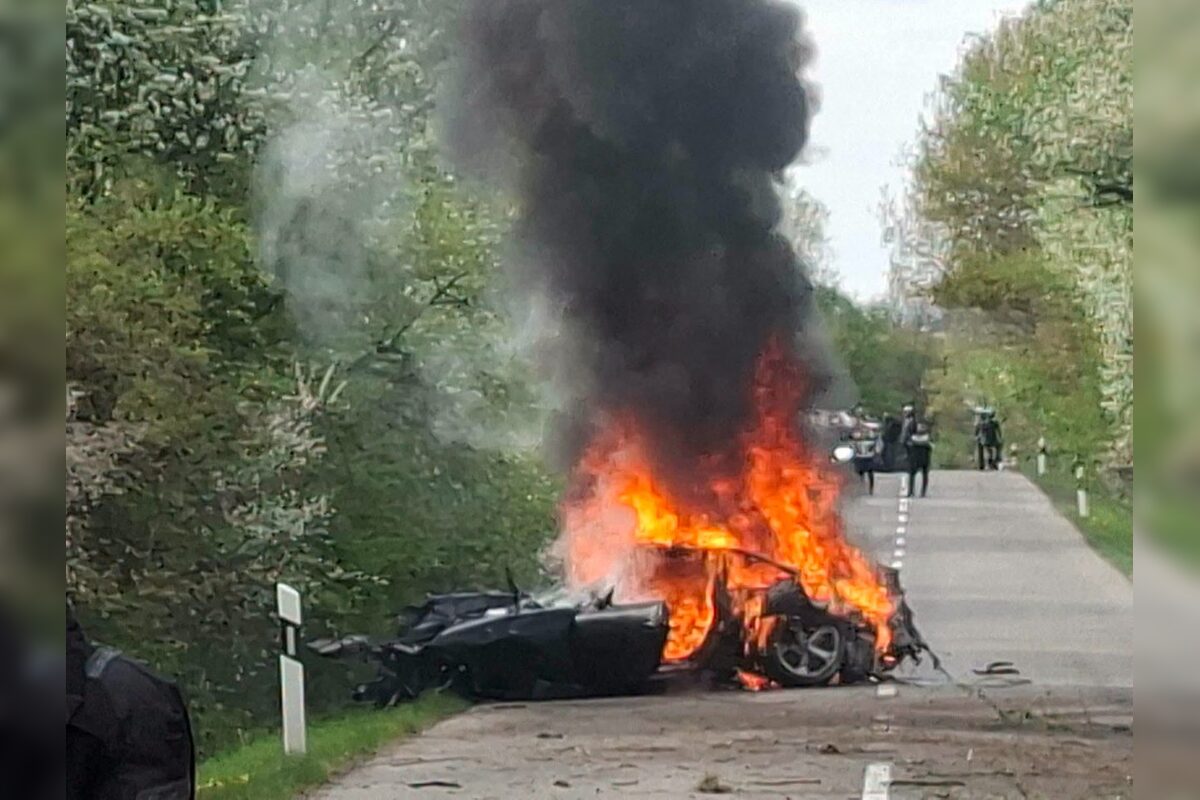 FOTO: Vážna nehoda medzi Žemberovcami a Ladzanmi: Porsche začalo po náraze horieť, foto 2