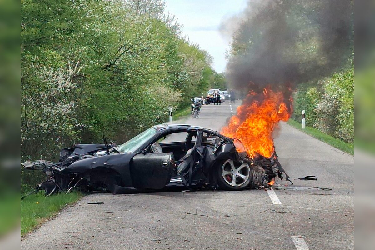 FOTO: Vážna nehoda medzi Žemberovcami a Ladzanmi: Porsche začalo po náraze horieť, foto 3