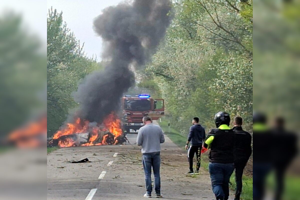 FOTO: Vážna nehoda medzi Žemberovcami a Ladzanmi: Porsche začalo po náraze horieť, foto 4