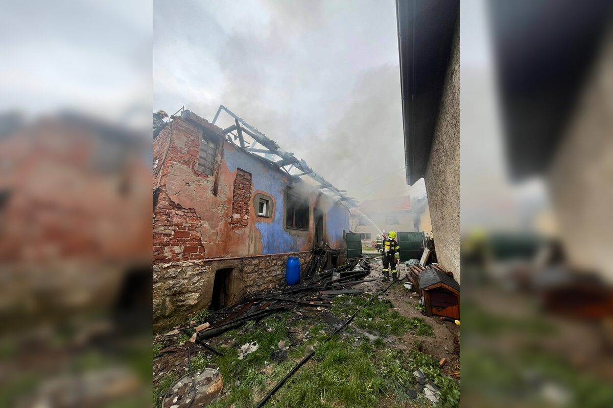 FOTO: V Nemeckej vyhlásili zbierku po ničivom požiari domu, foto 3