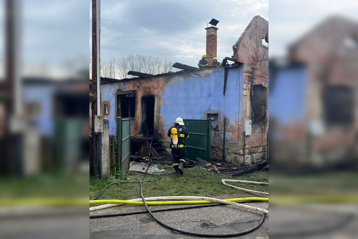 FOTO: V Nemeckej vyhlásili zbierku po ničivom požiari domu, foto 4