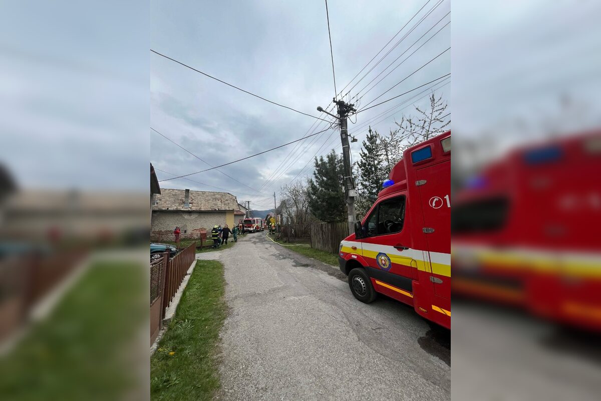 FOTO: V Nemeckej vyhlásili zbierku po ničivom požiari domu, foto 5