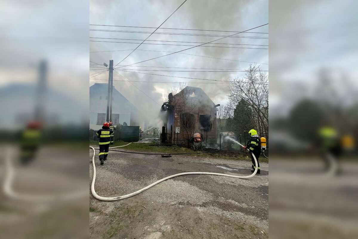 FOTO: V Nemeckej vyhlásili zbierku po ničivom požiari domu, foto 1