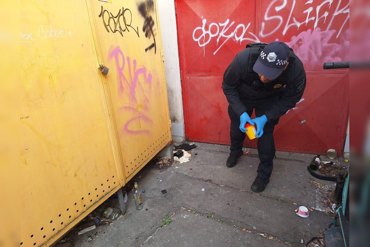 FOTO: V uliciach Zvolena opäť bolo množstvo pohodených použitých striekačiek, foto 1