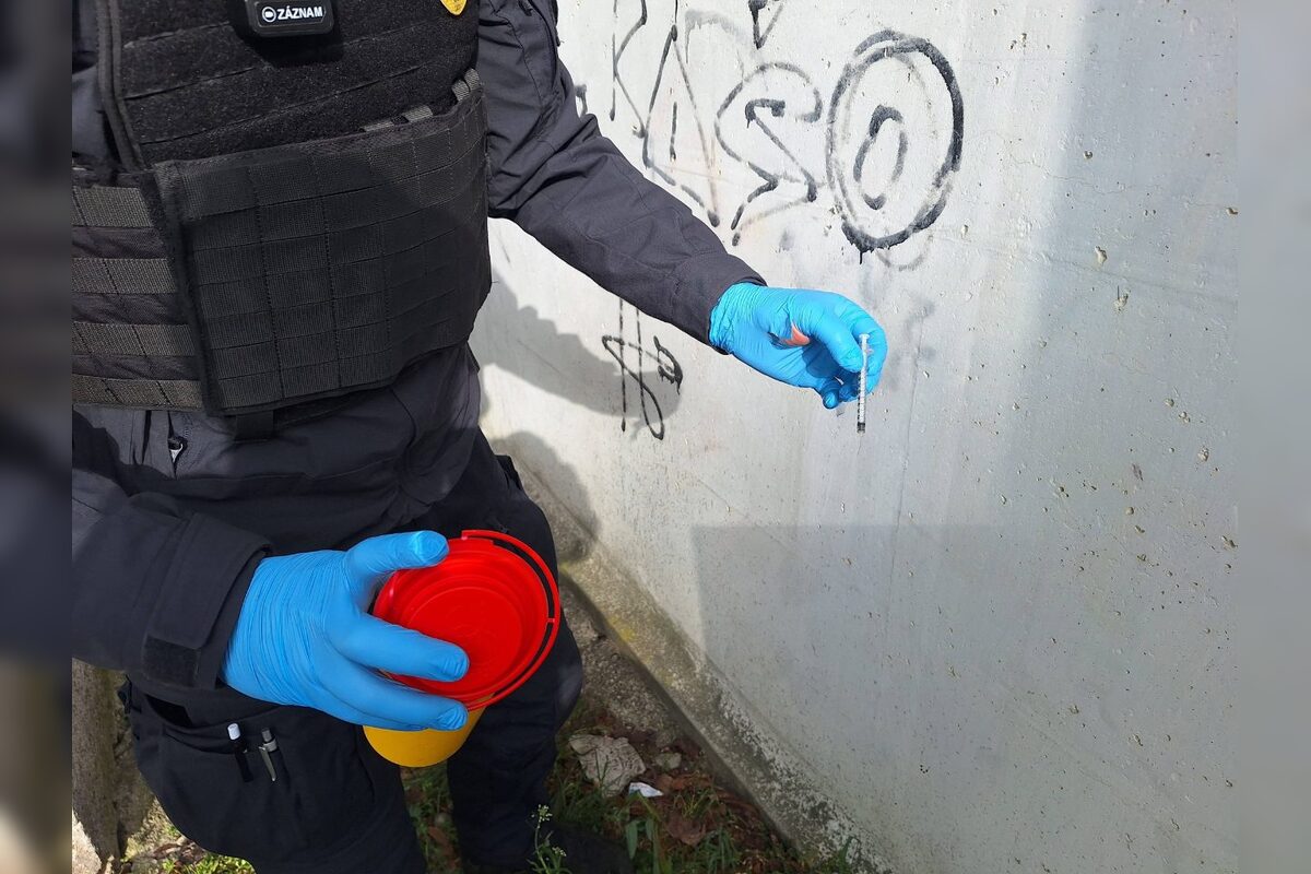 FOTO: V uliciach Zvolena opäť bolo množstvo pohodených použitých striekačiek, foto 13