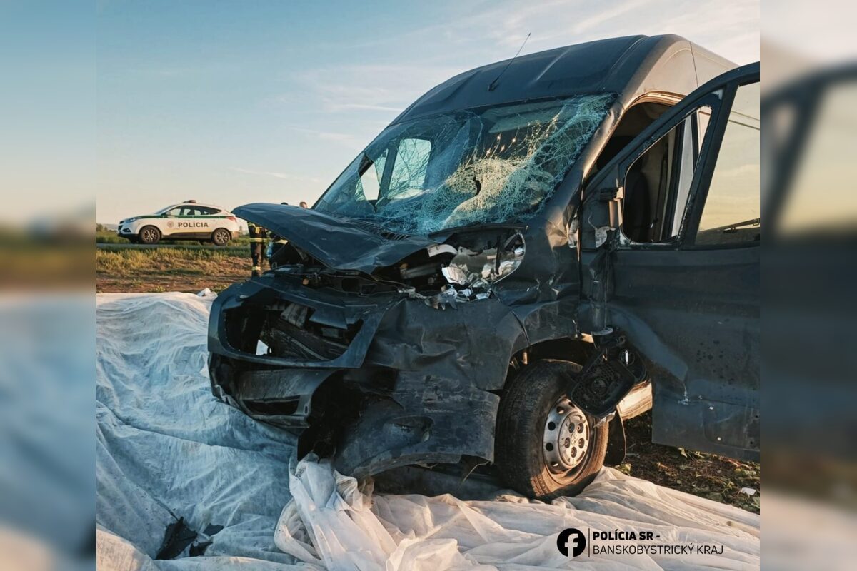 FOTO: Pri Rimavskej Sobote došlo k vážnej nehode dvoch áut, foto 4