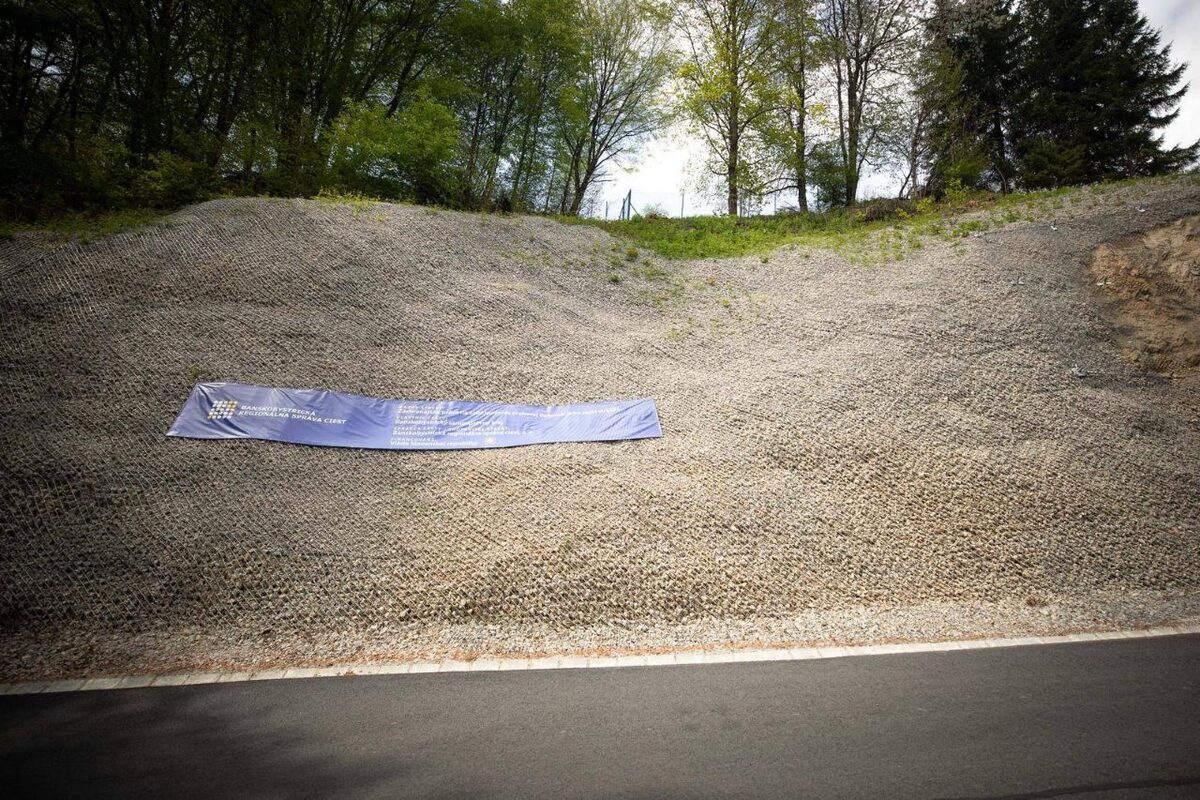 FOTO: V obci pri Bystrici hrozil zosuv pôdy na jedinú prístupovú cestu, foto 2