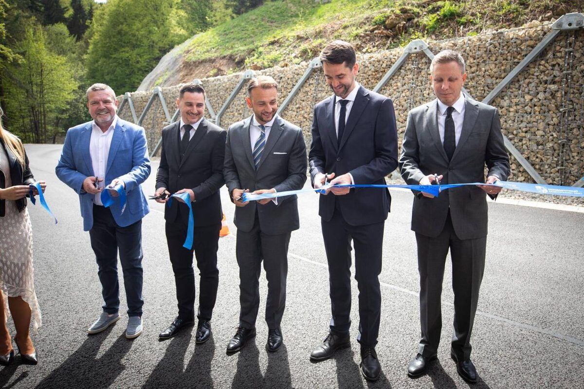 FOTO: V obci pri Bystrici hrozil zosuv pôdy na jedinú prístupovú cestu, foto 3